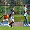 Beim Freistoß unmittelbar nach dem Platzverweis von Dominik Dewein war FCG-Keeper Dennis Ortner (links) zur Stelle, obwohl der Ball an der Mauer mit Nikolas Zeyer (von rechts), Janik Noller, Marius Brugger, Elias Weichler und Maximilian Braun vorbeirauschte. Kurz darauf wäre Ortner am liebsten im Boden versunken.