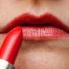 Sieht schick aus, kann aber bedenkliche Inhaltsstoffe enthalten: roter Lippenstift.