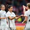Deutschlands Fußball-Frauen bejubeln den Kantersieg gegen Färöer.
