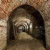 Hier kommt in der Regel kein Mensch hin – in den unterirdischen Gang beim Dillinger Schloss. Vermutlich wurde er um das Jahr 1500 errichtet. Der Gang ist gut 50 Meter lang, durchschnittlich 4,50 Meter breit und etwa 4,70 Meter hoch. 