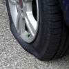 Ein Unbekannter hat in Thannhausen die Reifen eines Autos angestochen.