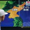 Ein Mann schaut sich in Tokio, Japan, einen TV-Bericht über den möglichen neuen Atomversuch Nordkoreas an.