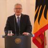 Bundespräsident Joachim Gauck gibt im Schloss Bellevue seine Erklärung ab.