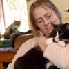 Andrea Hoffmann, die Vorsitzende des Vereins, kümmert sich mit Helfern auf dem Gnadenhof unter anderem um 32 Katzen. 