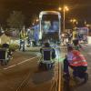 Die Berufsfeuerwehr Augsburg und Spezialisten der Stadtwerke kümmerten sich um die entgleiste Straßenbahn in der Donauwörther Straße.