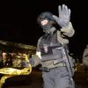 Polizisten mit Sturmgewehren stehen vor dem geschlossenen Stadion und sperren den Bereich ab.