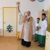 Pfarrer Lochbrunner segnete alle neuen Räume des Kindergartens in Bonstetten.