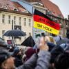 «Wir sind das Volk» steht auf einer schwarz-rot-goldenen Fahne bei einer Kundgebung auf dem Altmarkt.