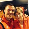 Lukas Podolski posierte nach dem Sieg gegen Portugal mit Bundeskanzlerin Angela Merkel für ein Selfie.
