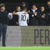 Während Bundestrainer Löw (l) schon an das kommende Spiel in Baku zu denken scheint, verabschiedet sich Lukas Podolski (10) vom Team.