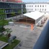 An der Hochschule Augsburg liefen die Massenprüfungen schon im Sommer in Zelten. Jetzt werden die Zelte wieder aufgebaut.