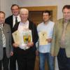 Das Leonhardikomitee Inchenhofen hat Pferdebesitzer geehrt: (von links) Vorsitzender Hans Schweizer, Dekan Stefan Gast, Erwin Mayr vom Reitsportklub, Gerhard Seibold und Bürgermeister Karl Metzger.  	