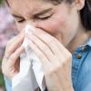 Die Natur erwacht und die Nase juckt: Millionen Menschen leiden unter Heuschnupfen. Einige Allergiegeplagte müssen nicht nur niesen, sondern haben auch Atemprobleme.