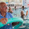 Michael Wundenberg leitet Wassergymnastik-Kurse an, hier im Hallenbad Stadtbergen. 