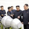 «Raketenmann» und Staatschef: Kim Jong Un bei der Inspektion eines angeblichen Wasserstoffbomben-Sprengkopfes.