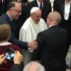 Der Augsburger Unternehmer Thomas Hüttl begrüßt Papst Franziskus.