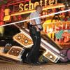 Ein Polizist sichert die Unfallstelle auf der Kirmes in Gevelsberg: Aus noch ungeklärter Ursache hatte sich eine Gondel von einem Fahrgeschäft auf gelöst. Sieben Menschen wurden verletzt. Foto: Holger Battefeld dpa