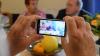 Heutzutage besitzen auch viele Senioren ein Smartphone. Doch die Bedienung ist oftmals schwierig.