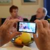 Heutzutage besitzen auch viele Senioren ein Smartphone. Doch die Bedienung ist oftmals schwierig.