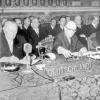 Bundeskanzler Konrad Adenauer, Staatssekretär Walter Hallstein und der italienische Ministerpräsident Antonio Segni unterzeichnen am 25. März 1957 die europäischen Vertragswerke.