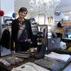 Claudia Liehr verkauft in ihrem "Slow Fashion"-Geschäft in Stadtbergen gebrauchte Kleidung und Accessoires.