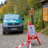 Gesperrte Wege im Nationalpark Bayerischer Wald. Mehrere Wölfe sind dort aus einem Gehege ausgebrochen, sechs der neun dort lebenden Wölfe werden vermisst.