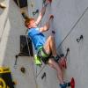 Max Dinger von der DAV-Sektion Krumbach an der Wand im Kletternzentrum Augsburg. Der 14-Jährige sicherte sich hier den Landesmeistertitel im Lead-Klettern. 	

