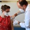 Dr. Selin Temizel erhält von ihrem Kollegen Dr. Michael Gerstlauer am Augsburger Uniklinikum ihre zweite Corona-Impfung. 