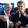 Bundeskanzler Olaf Scholz (SPD) und Frankreichs Präsident Emmanuel Macron essen gemeinsam in Blankenese ein Fischbrötchen. 
