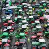 Auf einem Parkplatz in Neu-Ulm haben protestierende Landwirte ihre Traktoren abgestellt.