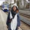 Die 25-jährige Helene fährt oft am Hochzoller Bahnhof los. Dieses Mal geht es im Wolfskostüm zum Karneval nach Köln.