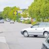 Mehr Sicherheit und besseren Verkehrsfluss versprechen sich die Thannhauser Stadträte von einem Kreisverkehr an der Bürgermeister-Raab-Straße. Vor allem die Anfahrt zu den Einkaufsmärkten soll erleichtert werden.  