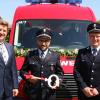 Erster Bürgermeister Johann Gebele (von links) übergibt symbolisch den Schlüssel für das neue Mannschaftstransportfahrzeug der Feuerwehr Laugna an Kommandant Markus Gebele und Vorsitzenden Matthias Schnell.  	