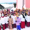 Die Reichlinger Sternsinger vor herrlicher Bergkulisse. Von den 37 Ministranten der Pfarrei "St. Nikolaus" Reichling kamen 30 zum 8.45 Uhr-Gottesdienst an Heilig Drei König, um sich nach der Feier der Messe, die vom Kirchenchor gestaltet und Pfarrer Michael Vogg zelebriert wurde, aussenden zu lassen.