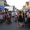 Da rührt sich was auf dem Marktfest in Burgheim, wo sich die Generationen begegnen, um sich von den vielen Angeboten in den Buden, Ständen, Hütten oder Zelten verwöhnen zu lassen.