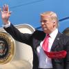 US-Präsident Donald Trump an der Tür der Air Force One.