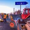 Landwirte blockieren mit ihren Fahrzeugen die Auffahrt auf die Autobahn A12 in Richtung Berlin.