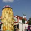 Das Festzelt und einige Buden stehen schon am Festplatz in Klosterlechfeld. Am Freitag startet der Pfingstmarkt in der Lechfeldgemeinde. 