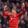 Lässt sich die Stimmung so schnell nicht verderben: Thomas Müller. Der Offensivspieler des FC Bayern reagierte auf die Ausbootung durch Joachim Löw auf seine Art. Mit einer Torvorlage und einem eigenen Treffer.  	
