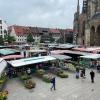 Am Münsterplatz findet in Ulm mittwochs und samstags der Wochenmarkt statt.