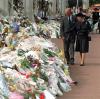 Einen Tag vor der Beerdigung von Lady Diana gingen Queen Elizabeth II. und Prinz Charles an einem Blumenmeer vorbei, das trauernde Fans vor dem Buckingham Palace niedergelegt haben.