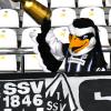 Das Spatzen-Maskottchen Jack mit einem Imitat des DFB-Pokals.  Der SSV Ulm 1846 Fußball spielt in der zweiten Runde gegen Schalke 04.  
