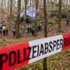 Polizisten suchen im Wald nach Überresten der seit 1995 vermissten und vermutlich ermordeten Münchnerin Sonja Engelbrecht.