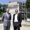 Patrizia-Gründer Wolfgang Egger (rechts) und Vorstandskollege Klaus Schmitt auf einer Baustelle in Augsburg.