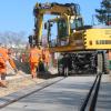 Dank passgenauer Beton-Fertigteile ist die Sanierung des Bahnübergangs an der Nürnberger Straße/Glashütter Straße bereits weit fortgeschritten. Am vergangenen Montag haben zwei beauftragte Firmen mit der Sanierung begonnen, Mitte kommender Woche wollen sie fertig sein. 	