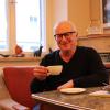 Hubert Bichler empfiehlt den Gästen in seinem Café Gezz einen klassischen Cappuccino – auf Wunsch mit Mandel-Dinkelmilch. 	