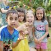 Leonie Roßkopf mit Kindern in Sri Lanka. Sie möchte helfen, damit Mädchen und Buben aus ärmlichen Verhältnissen dort die Möglichkeit haben, zur Schule zu gehen.