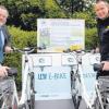 E-Bike fahren und laden im Legoland: Matthias Schwanitz, Leiter Vertrieb Privatkunden bei LEW (links), und Legoland-Geschäftsführer Hans Aksel Pedersen nehmen die neue E-Bike-Ladesäule in Betrieb. 