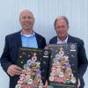 
Lions-Präsident Carsten Krug (links) und Thomas Wolff präsentieren den neuen Adventskalender des Clubs. 