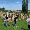 Die Schüler der Leonhart-Fuchs-Mittelschule gedenken nicht nur, sondern spielen auch bei einem Fußballturnier in Nürnberg mit. 	